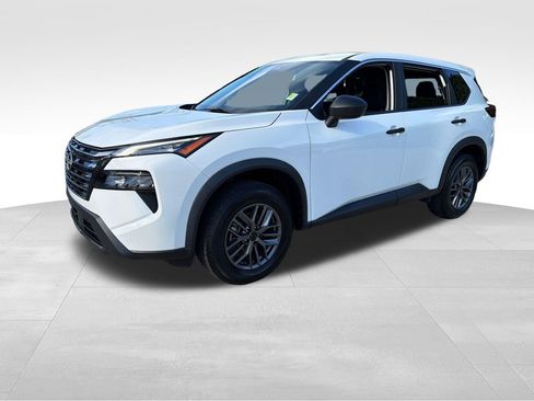 Used 2024 Nissan Rogue S FWD image 3