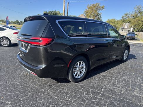 Used 2024 Chrysler Pacifica Touring-L FWD image 10