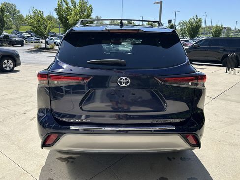 Used 2025 Toyota Highlander Platinum AWD/4WD image 8