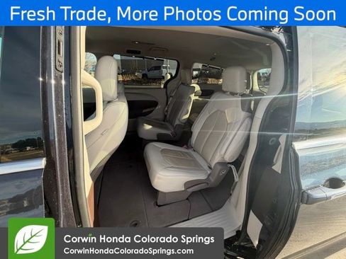 Used 2021 Chrysler Pacifica Touring-L image 14