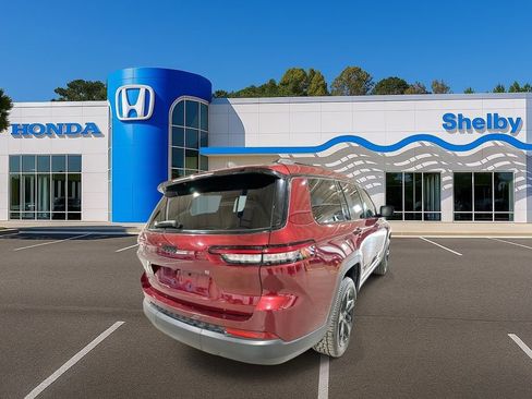 Used 2023 Jeep Grand Cherokee L Laredo image 8