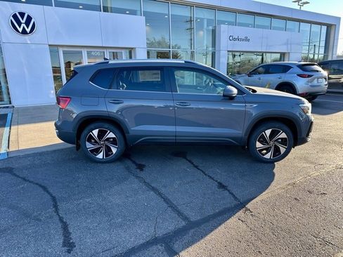 New 2024 Volkswagen Taos SE image 8