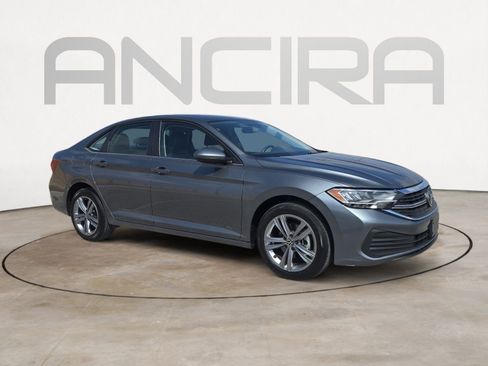 Used 2024 Volkswagen Jetta SE image 2