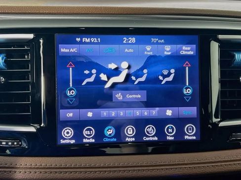 Used 2019 Chrysler Pacifica Limited w/ Tire & Wheel Group FWD image 17