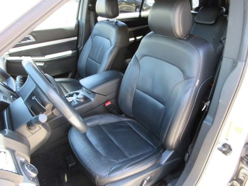 Used 2017 Ford Explorer XLT w/ Equipment Group 202A AWD/4WD image 20
