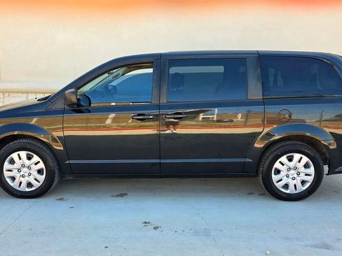 Used 2018 Dodge Grand Caravan SE image 7