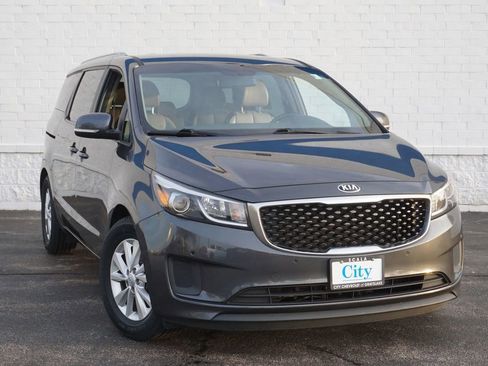 Used 2017 Kia Sedona LX w/ LX Essentials Premium Package FWD image 4