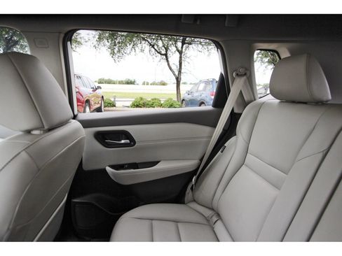 Used 2024 Nissan Rogue SL FWD image 11