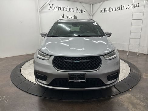 Used 2021 Chrysler Pacifica Limited w/ Uconnect Theater Family Group image 2