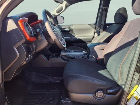 Used 2017 Toyota Tacoma TRD Off-Road w/ Premium & Technology Package image 10