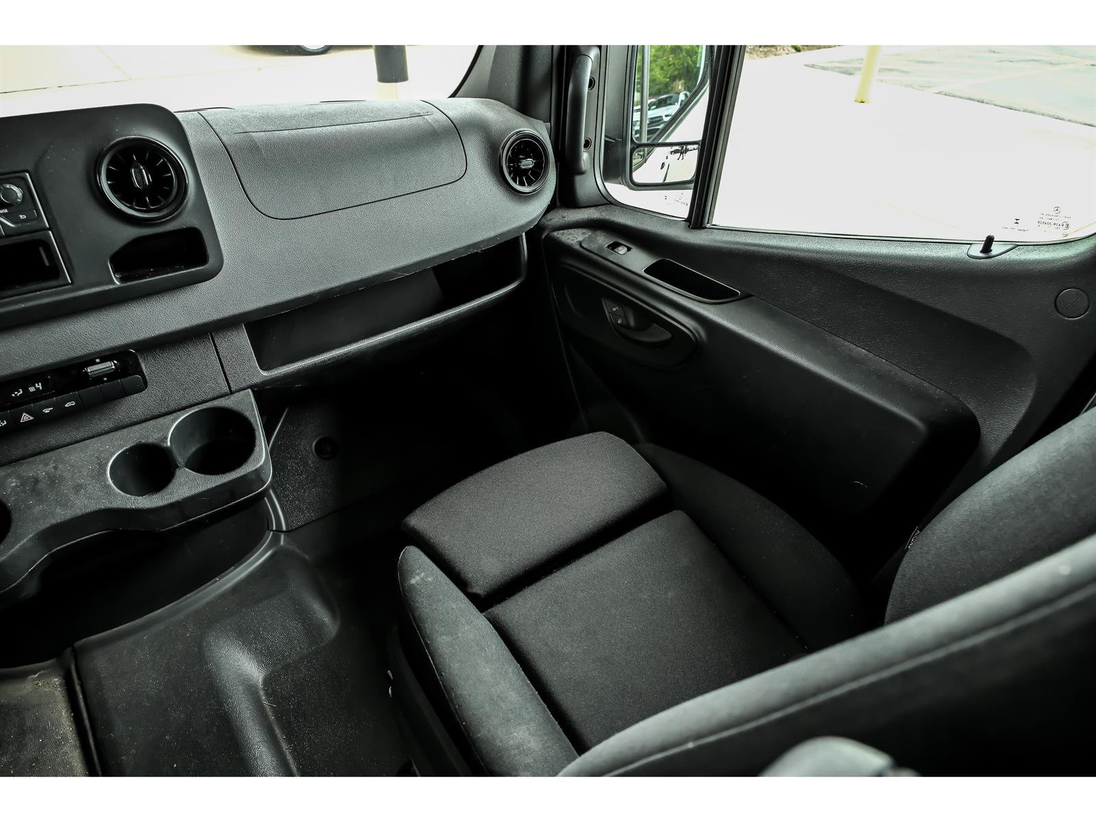 Used 2024 Mercedes-Benz Sprinter 2500 image 9