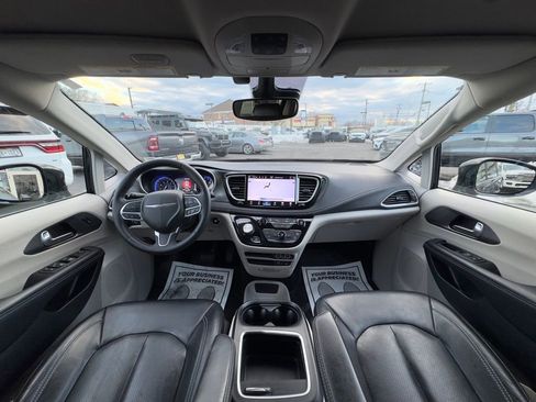 Used 2022 Chrysler Pacifica Touring-L image 10