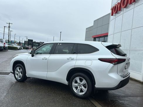 Used 2024 Toyota Highlander LE image 6