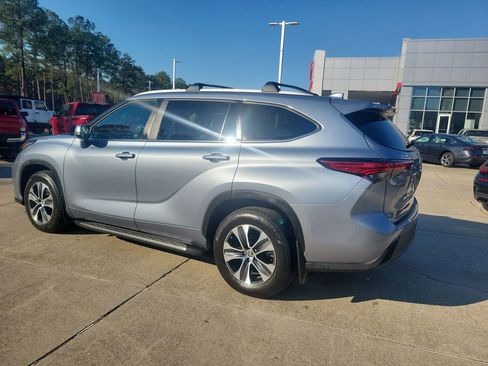Certified 2023 Toyota Highlander XLE image 2