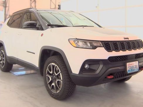 Used 2025 Jeep Compass Trailhawk AWD/4WD image 2