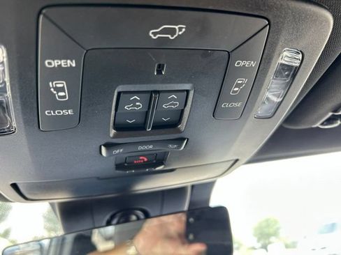 Used 2025 Toyota Sienna Platinum AWD/4WD image 28