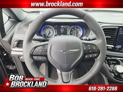 Used 2025 Chrysler Pacifica Limited FWD image 21