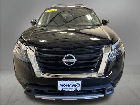 Used 2025 Nissan Pathfinder SL AWD/4WD image 9