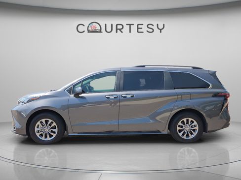 Used 2025 Toyota Sienna XLE image 2