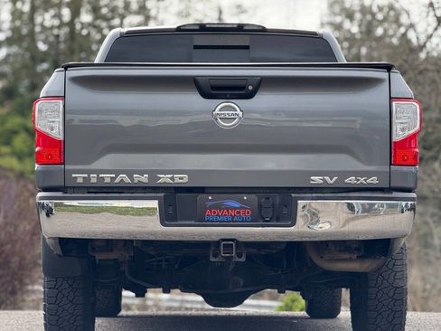 Used 2018 Nissan Titan SV image 11