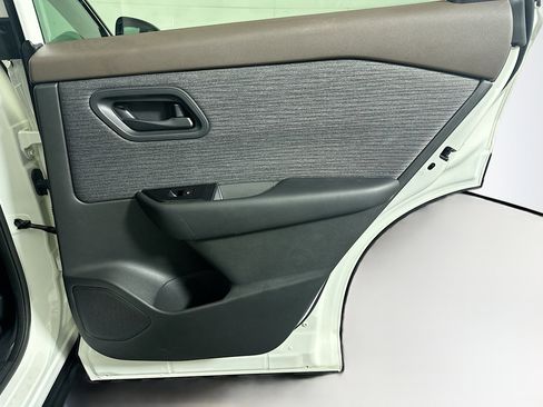 Used 2023 Nissan Rogue S image 31