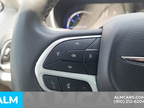 Used 2023 Chrysler Pacifica Touring-L FWD image 28