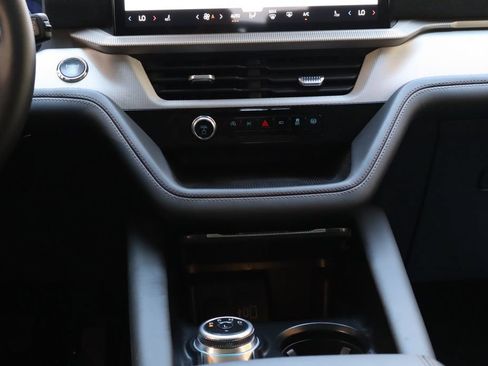 Used 2025 Ford Explorer Active AWD/4WD image 30