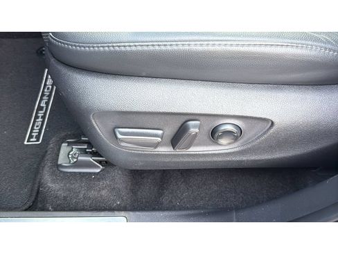 Certified 2024 Toyota Highlander Limited AWD/4WD image 35