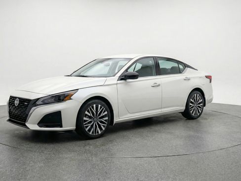 Used 2025 Nissan Altima 2.5 SV FWD image 3