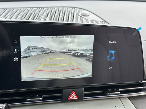 New 2025 Hyundai Elantra Limited image 19