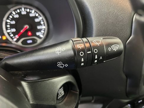 Used 2018 Jeep Renegade Latitude w/ Safety & Security Group image 24