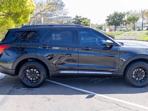 Used 2022 Ford Explorer XLT w/ Equipment Group 202A image 8