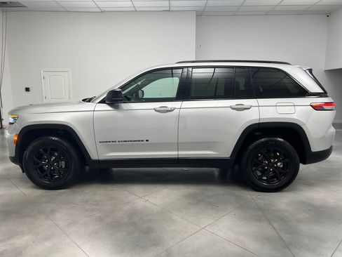 Used 2025 Jeep Grand Cherokee Altitude AWD/4WD image 5