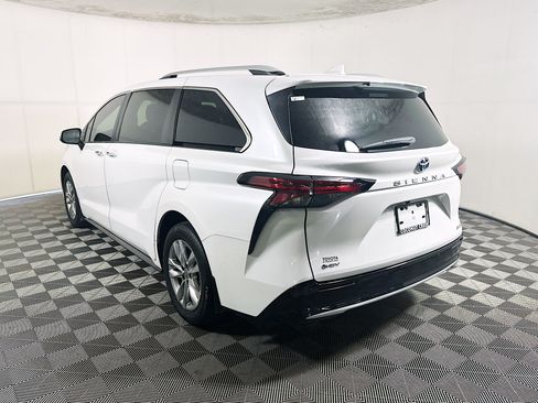 Used 2025 Toyota Sienna Limited FWD image 5