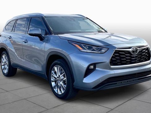 Used 2024 Toyota Highlander Limited image 3