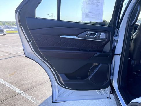 Used 2025 Ford Explorer Platinum w/ LUX Leather Package AWD/4WD image 18