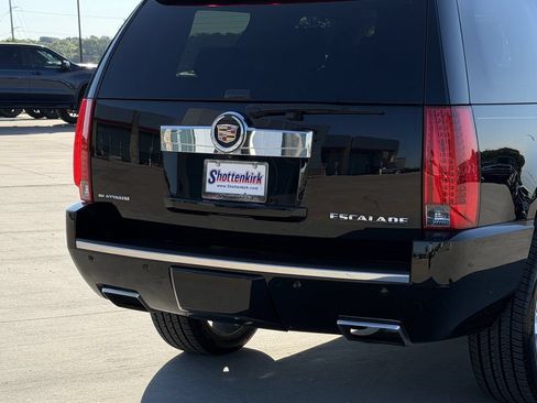 Used 2014 Cadillac Escalade Platinum RWD image 6