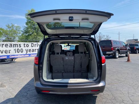 Used 2020 Chrysler Voyager LX FWD image 4