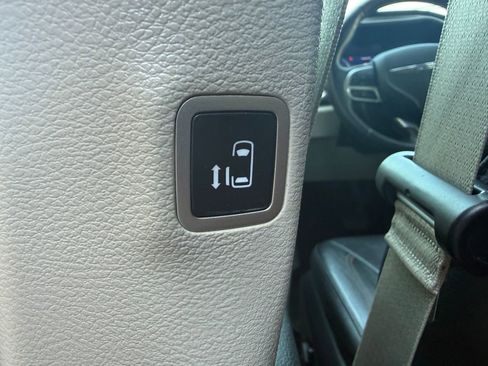 Used 2020 Chrysler Pacifica Touring-L w/ Advanced Safetytec Group FWD image 18