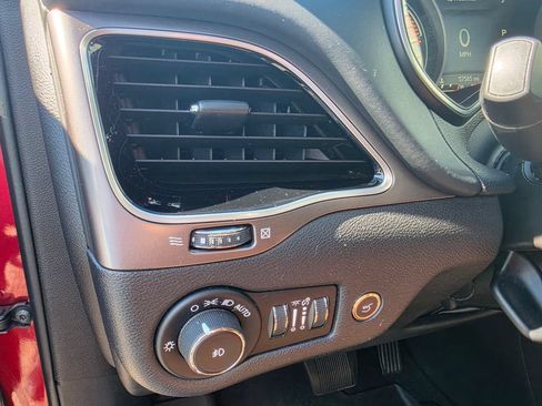 Used 2019 Jeep Cherokee Overland w/ Technology Group AWD/4WD image 19