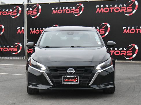 Used 2024 Nissan Altima 2.5 SV image 2