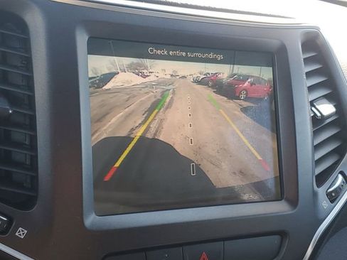 Used 2019 Jeep Cherokee Trailhawk image 27