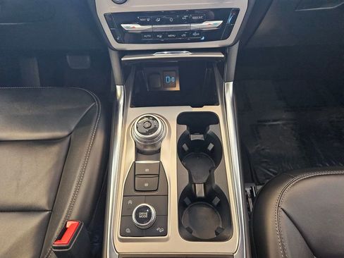 Used 2024 Ford Explorer XLT w/ Equipment Group 202A AWD/4WD image 18