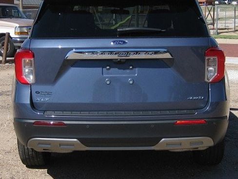 Used 2021 Ford Explorer XLT w/ Equipment Group 202A AWD/4WD image 4