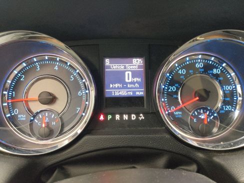 Used 2016 Chrysler Town & Country Touring FWD image 23