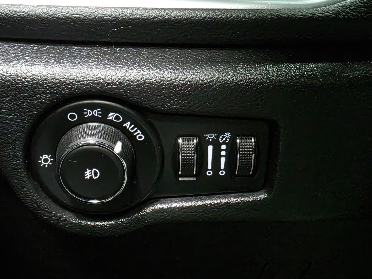 Used 2019 Chrysler Pacifica Limited w/ Advanced Safetytec Group FWD image 44