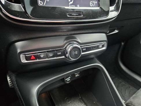 Used 2020 Volvo XC40 T5 R-Design image 22