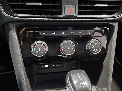 Used 2023 Volkswagen Taos SE w/ Panoramic Sunroof Package image 14