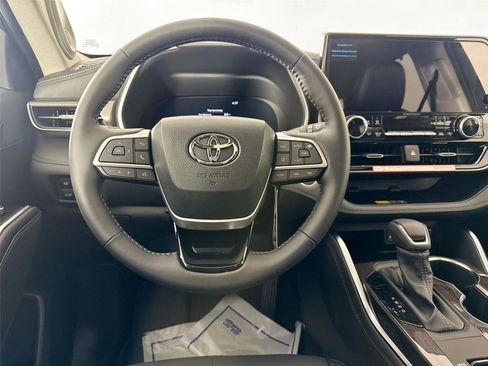 New 2026 Toyota Highlander Limited image 33