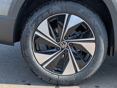 New 2026 Volkswagen Taos SE image 5